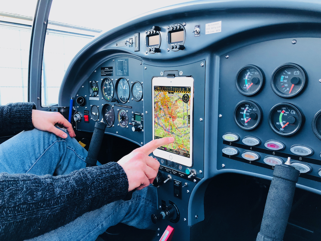 Luftfahrtkarten, Headsets, Flugfunk - Einbauhalterung iPad mini 6 mit  aktiver Kühlung